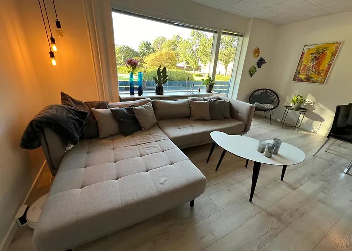 Nyrenoveret Lejlighed Med Balkon Og Parkering